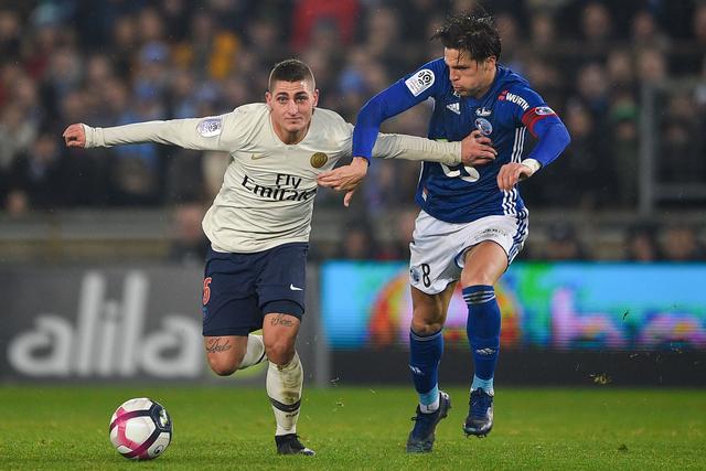 00：16 公牛发疯失控撞伤群众，民警20米外一枪精准毙命